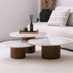 Trio de tables basses en marbre Blanc et bois